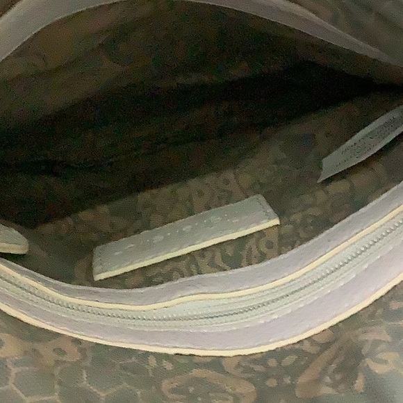 Misses/ladies white leather shoulder bag with multiple compartments - Picture 8 of 10